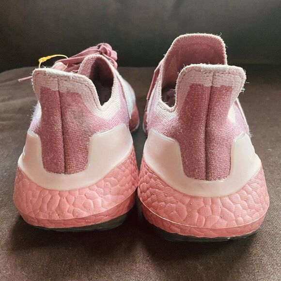 NEW BOX Adidas Women’s UltraBoost 22 Running Size 7.5 Wonder Red Pink| GX9133 | - Picture 4 of 9